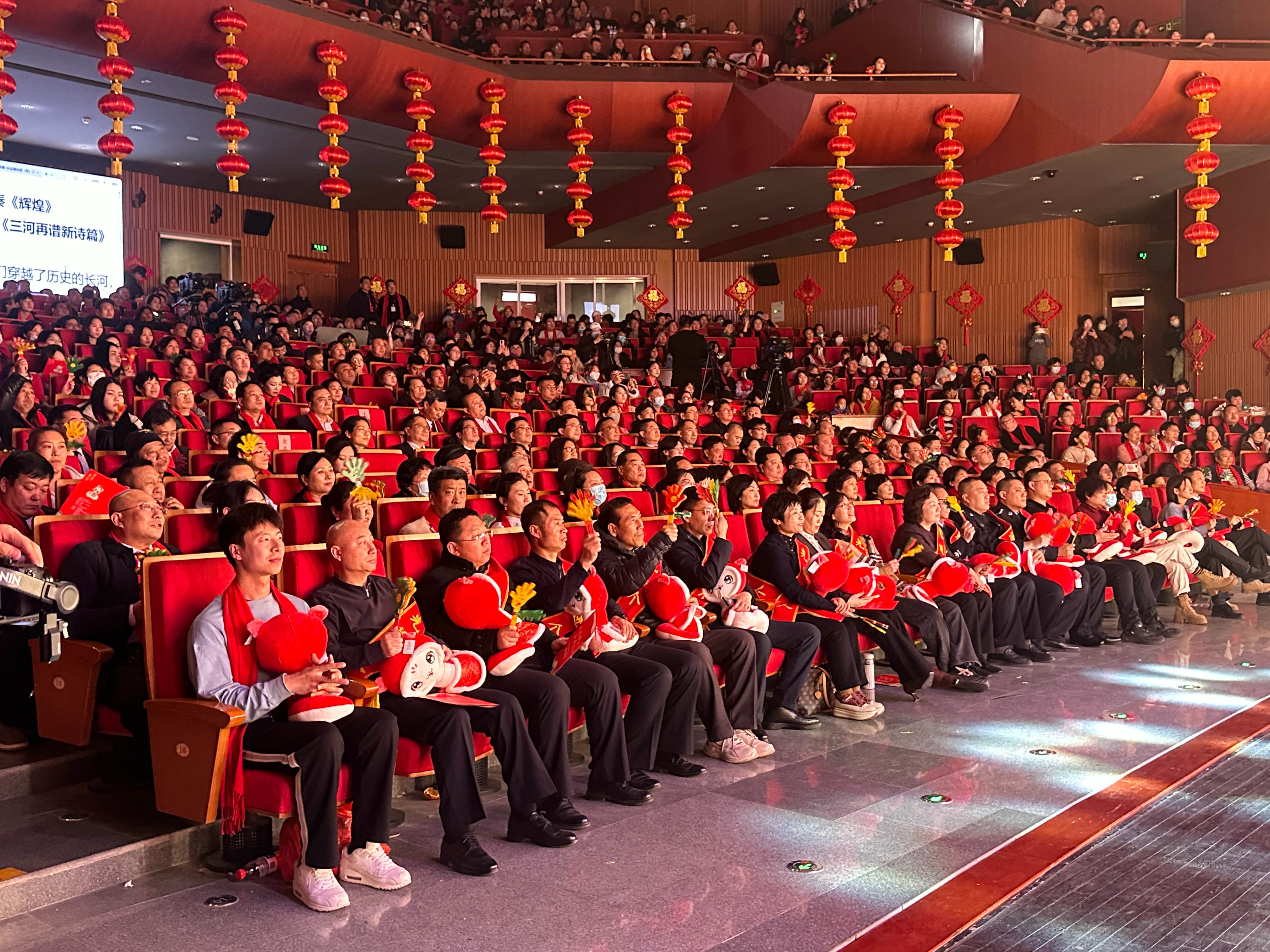 主场欢呼如潮,气势震撼全场什么意思